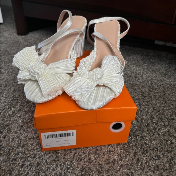 White Bow Heels - Picture 2 of 7